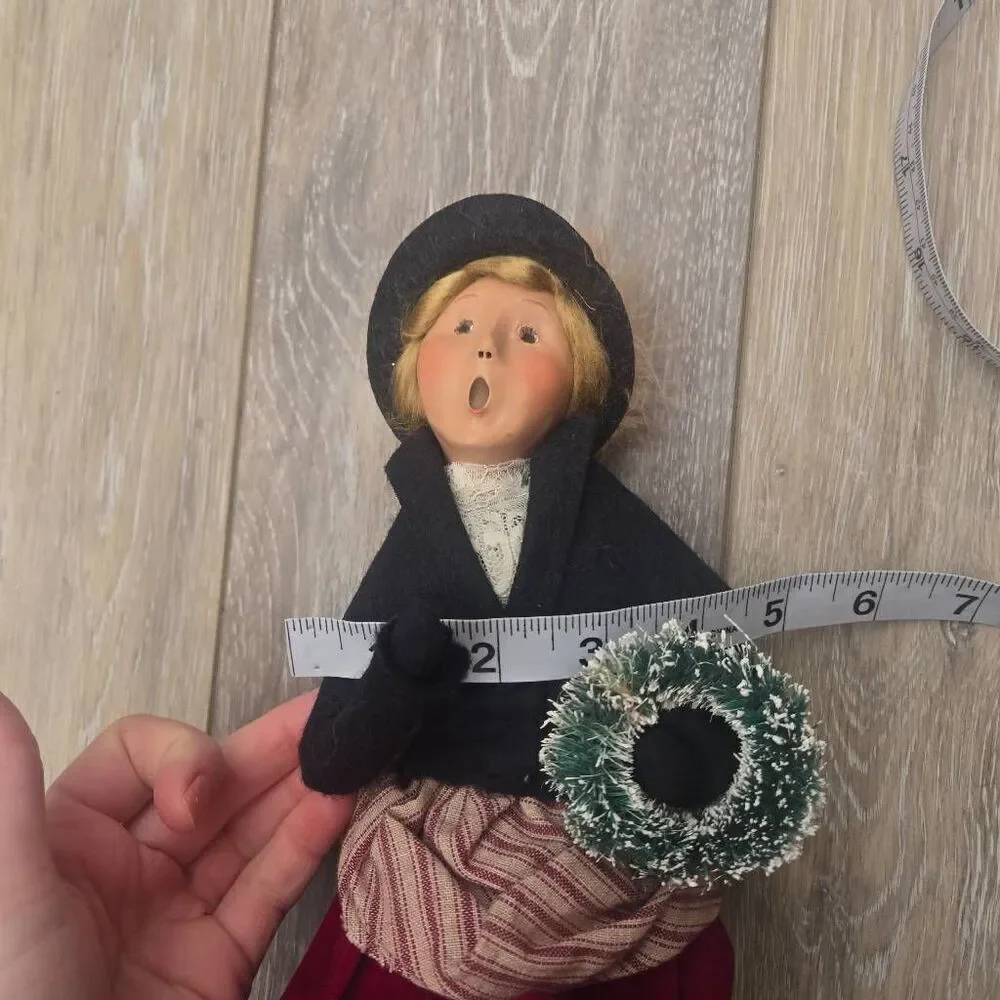 Byers Choice vintage 2000 holiday Caroler seated sitting The Carolers